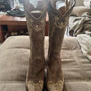Coraal Brown Embroidered Boots